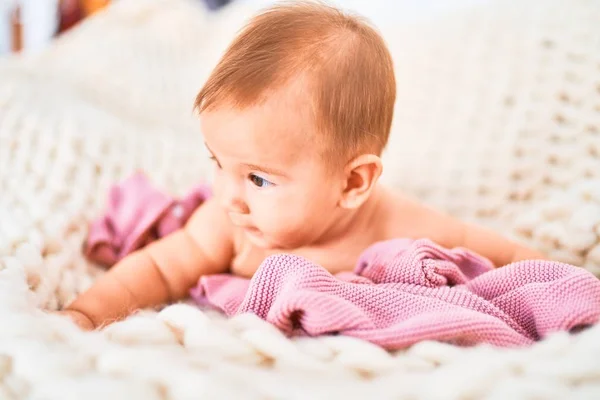 Förtjusande Bebis Liggande Över Filten Soffan Hemma Nyfödd Avkopplande Och — Stockfoto