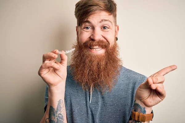 Ierse Roodharige Man Met Baard Houden Tandheelkundige Onzichtbare Uitlijning Voor — Stockfoto