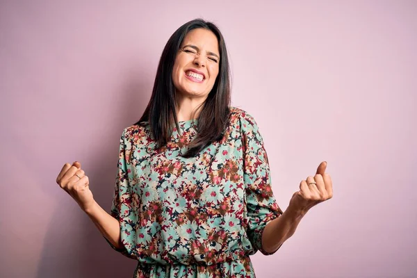 Ung Brunett Kvinna Med Blå Ögon Bär Blommig Färgglad Klänning — Stockfoto