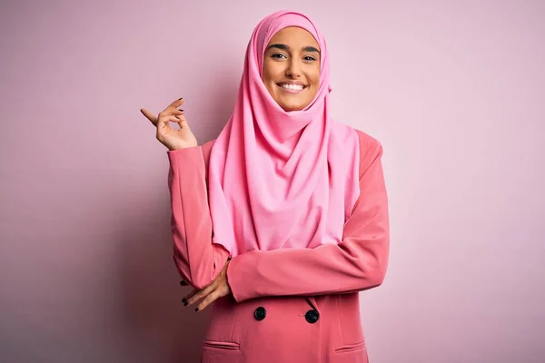 Pembe Müslüman Tesettür Ceketi Giyen Genç Güzel Esmer Kadını Yüzünde — Stok fotoğraf