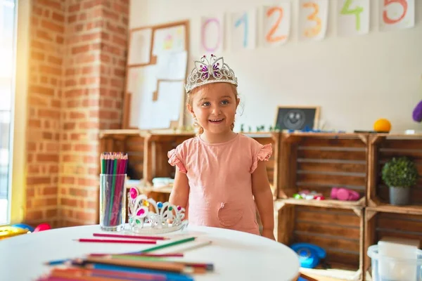 Menina Loira Bonita Criança Vestindo Coroa Princesa Jardim Infância — Fotografia de Stock