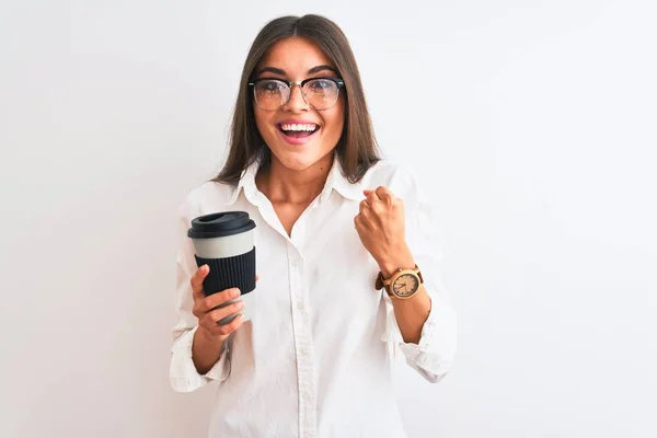 Jovem Empresária Vestindo Óculos Bebendo Café Sobre Fundo Branco Isolado — Fotografia de Stock