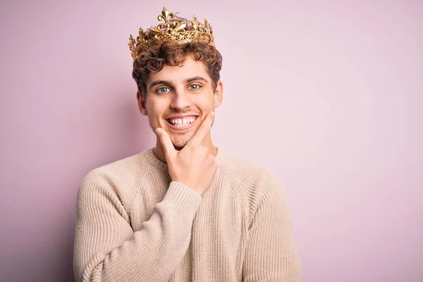 Young Blond Man Curly Hair Wearing Golden Crown King Pink — Stok fotoğraf