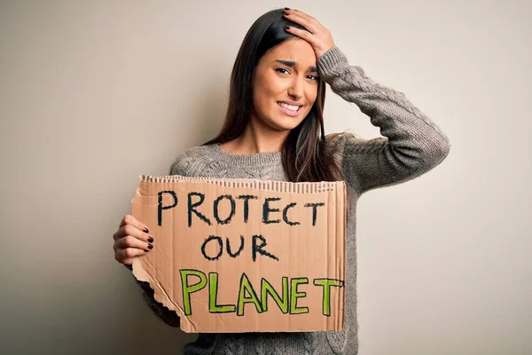 Młoda Piękna Aktywistka Brunetka Protestująca Ochronę Naszej Planety Trzymająca Plakat — Zdjęcie stockowe