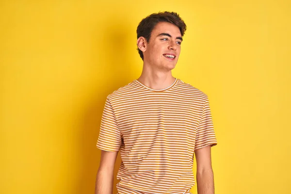 Zole Edilmiş Arka Plan Üzerinde Sarı Shirt Giyen Genç Çocuk — Stok fotoğraf