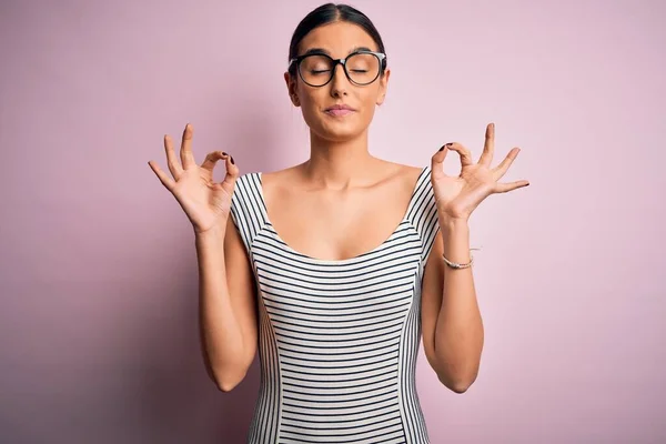 Jovem Mulher Bonita Vestindo Vestido Listrado Casual Óculos Sobre Fundo — Fotografia de Stock