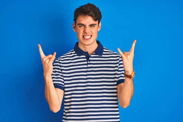 Teenie Junge Lässigem Shirt Steht Vor Blauem Hintergrund Und Schreit — Stockfoto