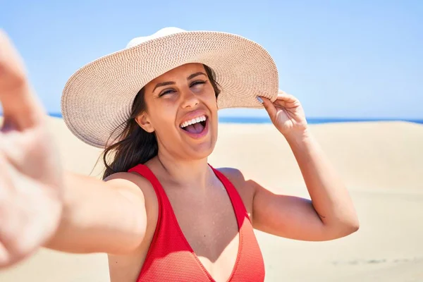 Joven Hermosa Mujer Tomando Sol Usando Traje Baño Verano Tomando —  Fotos de Stock