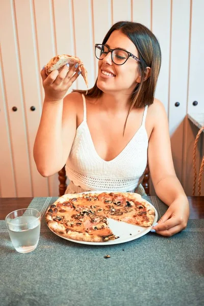 Молода Красива Жінка Яка Сидить Ресторані Насолоджується Літньою Відпусткою Поїдаючи — стокове фото