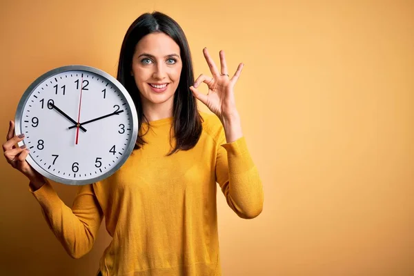 Young Woman Blue Eyes Doing Countdown Holding Big Clock Yellow — 스톡 사진