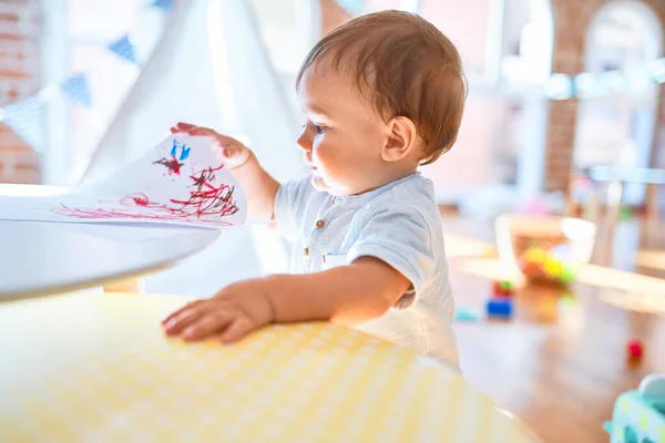 Entzückendes Kleinkind Steht Kindergarten Jede Menge Spielzeug Herum — Stockfoto