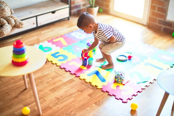 Beautiful Toddler Boy Sitting Puzzle Playing Meals Plastic Plates Fruits — ストック写真