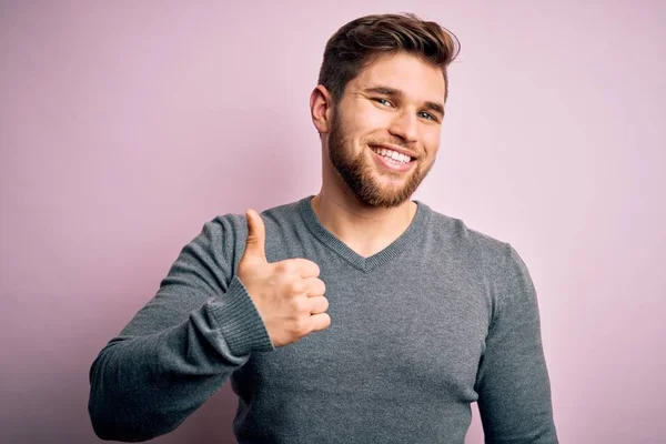 Joven Hombre Rubio Guapo Con Barba Ojos Azules Usando Suéter —  Fotos de Stock