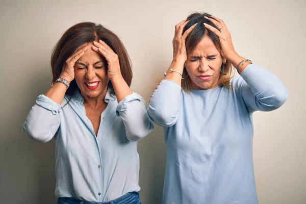 Edad Media Hermosa Pareja Hermanas Pie Sobre Fondo Blanco Aislado —  Fotos de Stock