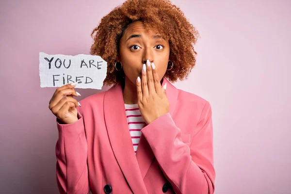 Junge Afrikanisch Amerikanische Afro Frau Mit Lockigem Haar Die Papaer — Stockfoto