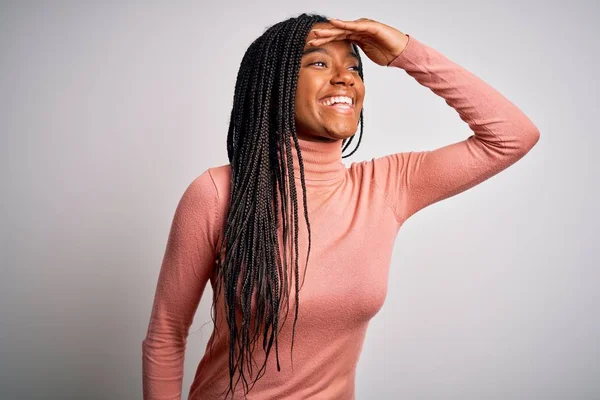 Jeune Femme Afro Américaine Debout Décontracté Frais Sur Fond Blanc — Photo