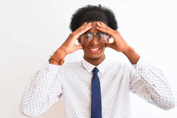 Junger Afrikanisch Amerikanischer Geschäftsmann Mit Krawatte Und Brille Über Isoliertem — Stockfoto