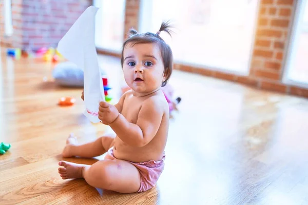 Bela Criança Feliz Jardim Infância Torno Brinquedos Coloridos — Fotografia de Stock