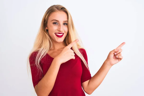 Jovem Mulher Bonita Vestindo Camiseta Vermelha Sobre Fundo Branco Isolado — Fotografia de Stock