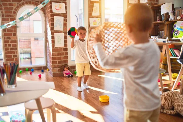 Adorable Rubia Gemelos Jugando Baloncesto Usando Mimbre Cesta Bola Alrededor —  Fotos de Stock