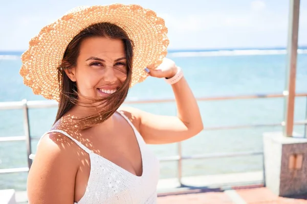 Krásná Mladá Žena Kráčí Pláži Promenáda Těší Výhled Oceán Usmívá — Stock fotografie