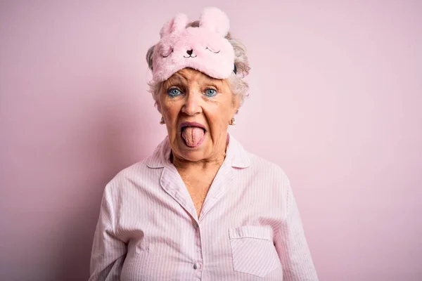 Старшая Красивая Женщина Маске Сна Пижаме Изолированном Розовом Фоне Торчащий — стоковое фото