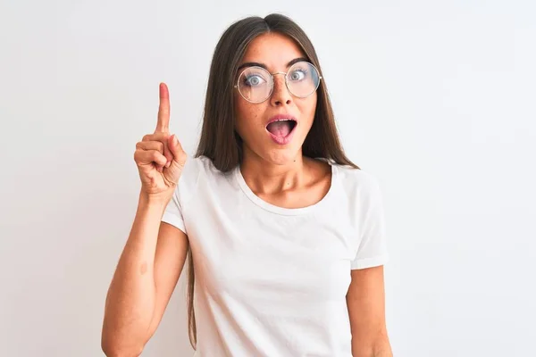 Jeune Belle Femme Portant Shirt Décontracté Des Lunettes Sur Fond — Photo