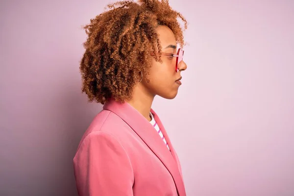 Молодая Афро Американская Женщина Вьющимися Волосами Носить Смешные Очки Сердца — стоковое фото