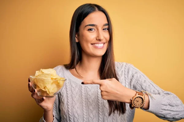 Jong Mooi Brunette Vrouw Holding Bowl Met Snack Aardappel Chips — Stockfoto