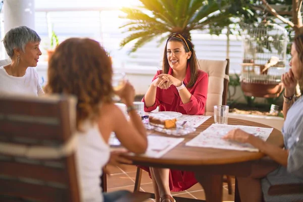 Junges Schönes Mädchen Lächelt Glücklich Und Selbstbewusst Und Sitzt Bei — Stockfoto