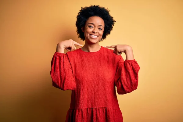 Young Beautiful African American Afro Woman Curly Hair Wearing Casual — ストック写真