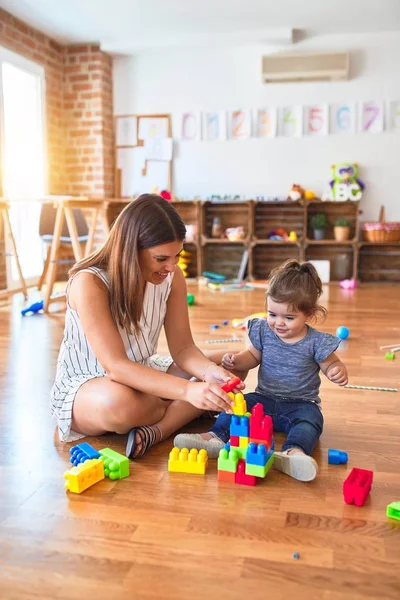 Joven Hermosa Maestra Niño Pequeño Jugando Con Bloques Construcción Juguete —  Fotos de Stock