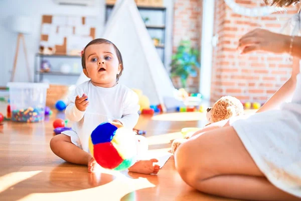 Hermoso Bebé Feliz Jardín Infantes Alrededor Juguetes Coloridos — Foto de Stock