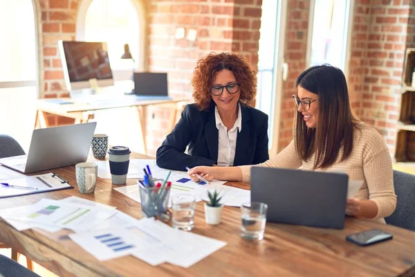 Two Beautiful Businesswomen Smiling Happy Confident Sitting Smile Face Working — Stockfoto