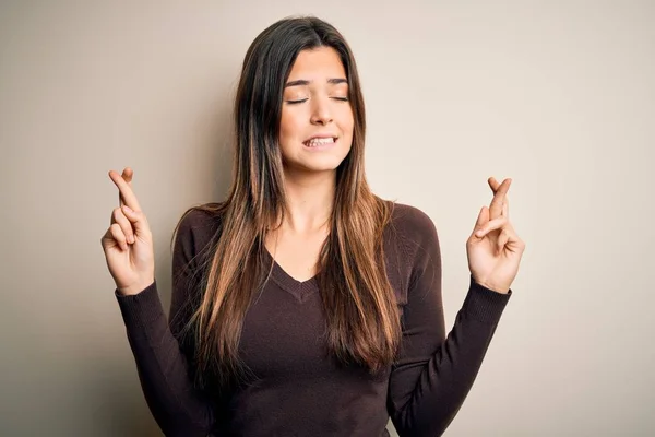 Menina Bonita Nova Vestindo Camisola Casual Sobre Fundo Branco Isolado — Fotografia de Stock