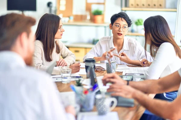 Gruppe Von Geschäftsleuten Die Büro Zusammenarbeiten — Stockfoto