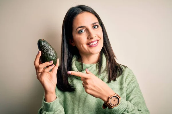 Mujer Joven Con Ojos Azules Sosteniendo Aguacate Saludable Sobre Fondo — Foto de Stock