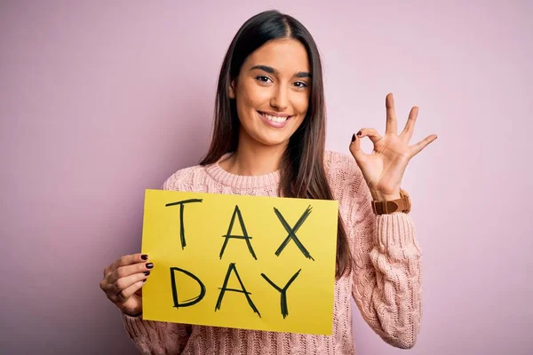 Young Beautiful Brunette Woman Holding Paper Tax Day Message Pink — 스톡 사진