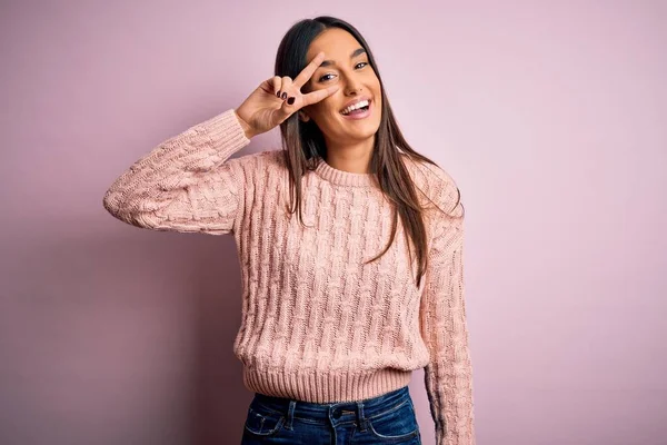 Joven Mujer Morena Hermosa Usando Suéter Casual Sobre Fondo Rosa —  Fotos de Stock