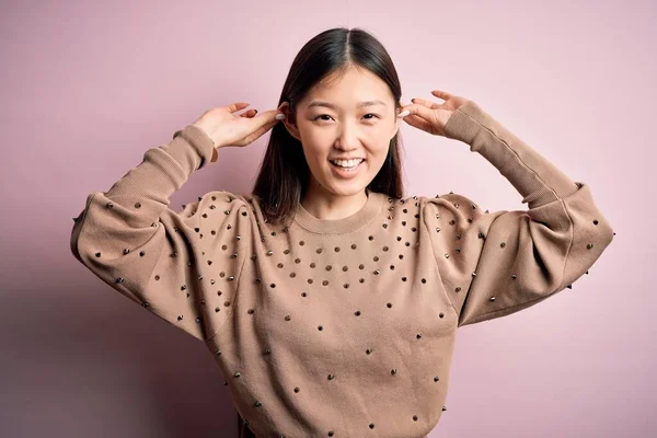 Jonge Mooie Aziatische Vrouw Draagt Mode Elegante Trui Roze Gesoldeerde — Stockfoto