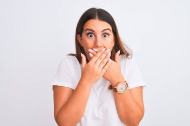 İzole edilmiş beyaz arka planda duran güzel ve genç esmer kadın portresi yanlışlıkla ağızlarını kapatarak şok etkisi yarattı. Gizli konsept.