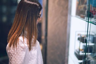 Tatilde mutlu ve kendinden emin gülümseyen genç ve güzel bir kadın. Yüzünde gülümsemeyle bir gemi güvertesinde durmak.