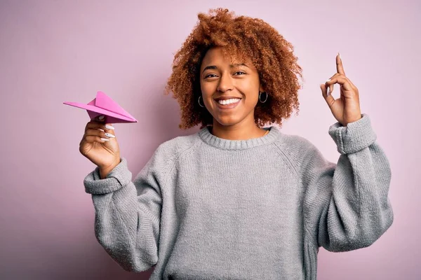 Mladá Afroameričanka Kudrnatými Vlasy Papírovými Růžovými Letadly Překvapená Nápadem Nebo — Stock fotografie