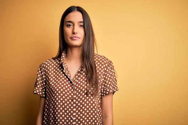 Young Beautiful Brunette Woman Wearing Casual Shirt Isolated Yellow Background — 스톡 사진