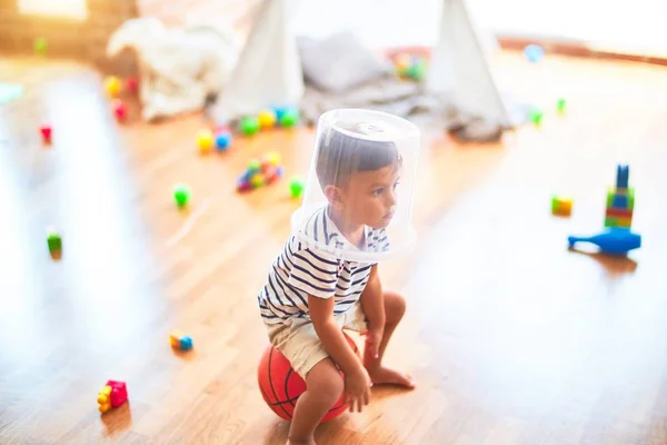 Bellissimo Bambino Ragazzo Che Gioca Con Cesto Plastica All Asilo — Foto Stock