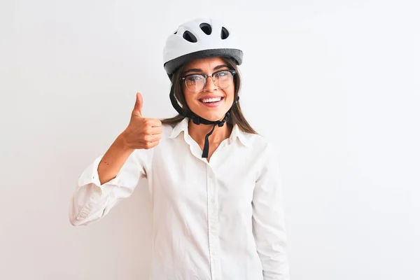 漂亮的女商人戴着眼镜 戴着自行车头盔 戴在白色的背景上 手举着快乐的大拇指 在镜头前看着成功的表情 — 图库照片