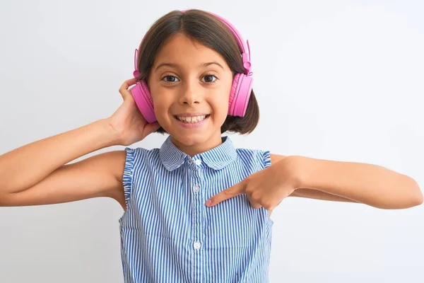 Hermosa Niña Escuchando Música Usando Auriculares Sobre Fondo Blanco Aislado — Foto de Stock