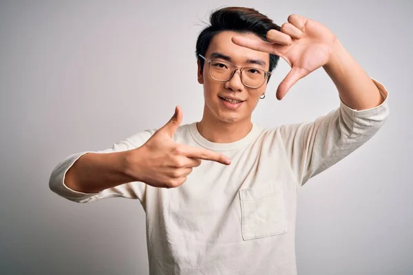 Jeune Bel Homme Chinois Portant Shirt Décontracté Des Lunettes Sur — Photo