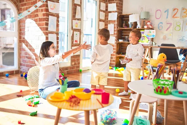 Schöne Lehrerin Und Kleinkinder Spielen Kindergarten Mit Königskrone Jede Menge — Stockfoto