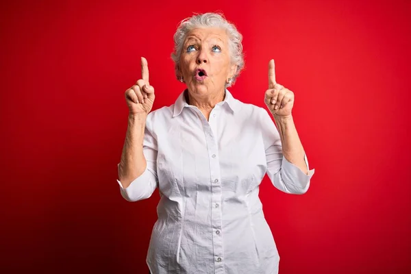 Senior Hermosa Mujer Vistiendo Elegante Camisa Pie Sobre Aislado Fondo — Foto de Stock